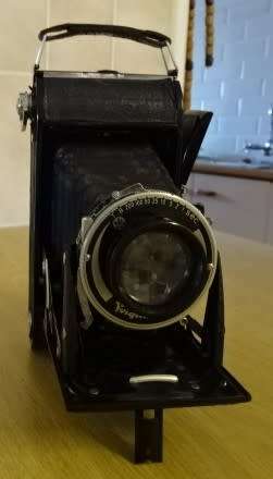 VINTAGE VOIGTLAENDER BESSA PROMINENT FOLDING CAMERA IN LEATHER HOLDER (1930-1940`S)