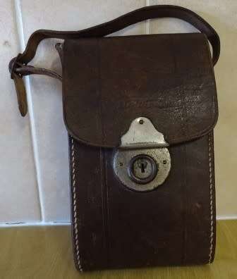 VINTAGE VOIGTLAENDER BESSA PROMINENT FOLDING CAMERA IN LEATHER HOLDER (1930-1940`S)