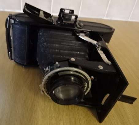 VINTAGE VOIGTLAENDER BESSA PROMINENT FOLDING CAMERA IN LEATHER HOLDER (1930-1940`S)