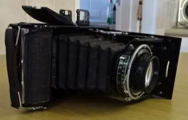VINTAGE VOIGTLAENDER BESSA PROMINENT FOLDING CAMERA IN LEATHER HOLDER (1930-1940`S)