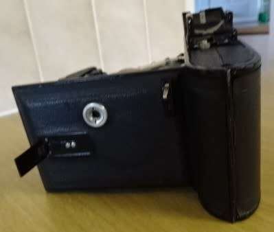 VINTAGE VOIGTLAENDER BESSA PROMINENT FOLDING CAMERA IN LEATHER HOLDER (1930-1940`S)