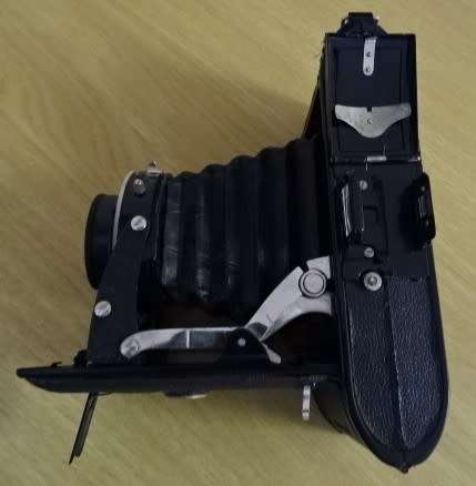 VINTAGE VOIGTLAENDER BESSA PROMINENT FOLDING CAMERA IN LEATHER HOLDER (1930-1940`S)