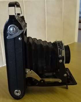 VINTAGE VOIGTLAENDER BESSA PROMINENT FOLDING CAMERA IN LEATHER HOLDER (1930-1940`S)
