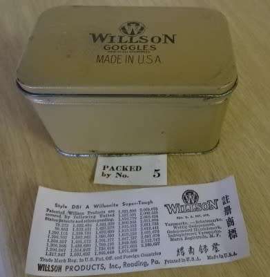 VINTAGE WILLSON AVIATOR GOGGLES TIN 1950`S (MADE IN U.S.A. - 10CM X 6 CMX6CM)