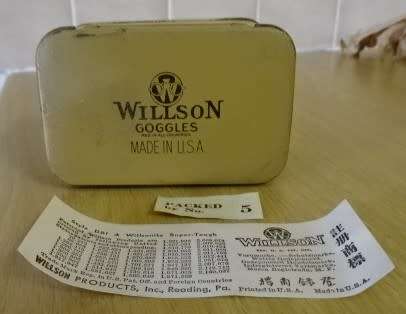 VINTAGE WILLSON AVIATOR GOGGLES TIN 1950`S (MADE IN U.S.A. - 10CM X 6 CMX6CM)