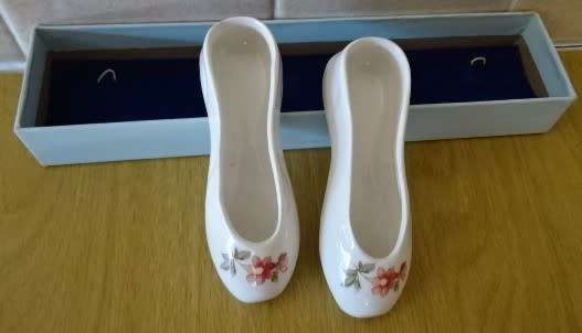 CINDERELLA'S PORCELAIN ORNAMENTAL SHOES IN ORIGINAL WALT DISNEY WORLD BOX