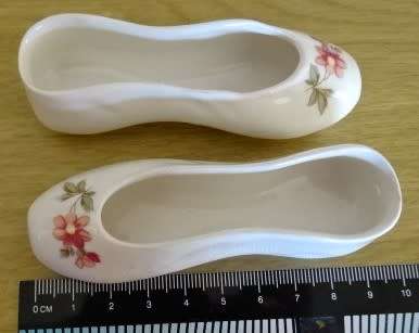 CINDERELLA'S PORCELAIN ORNAMENTAL SHOES IN ORIGINAL WALT DISNEY WORLD BOX