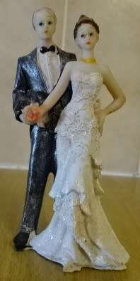 VINTAGE BRIDE AND GROOM FIGURINE (HEIGHT 11 CM)