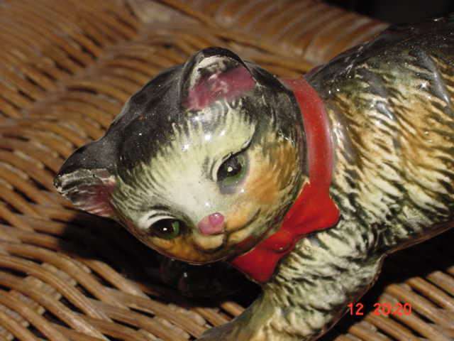3 PORCELAIN KITTENS.