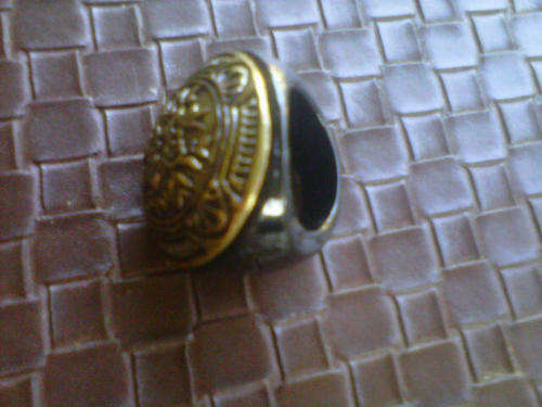 Vintage Costume Jewellery Ring (Black and gold) Size 8