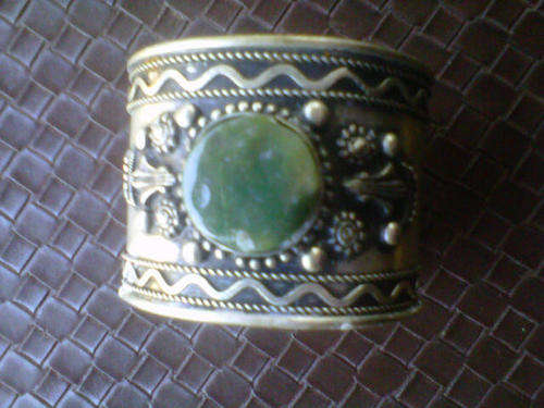 Exquisite Cuff in silver alloy with green stone