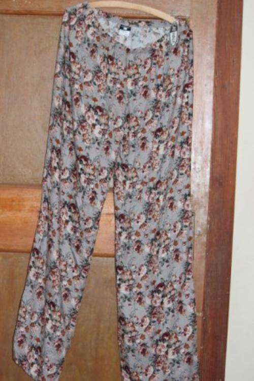 Size 40 Loose Pants - NEW (Small fit though) Tagged