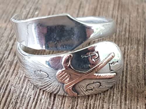 Golf ring. Two gold golf sticks on a sterling silver ring. Interesting design. 12.2 grammes