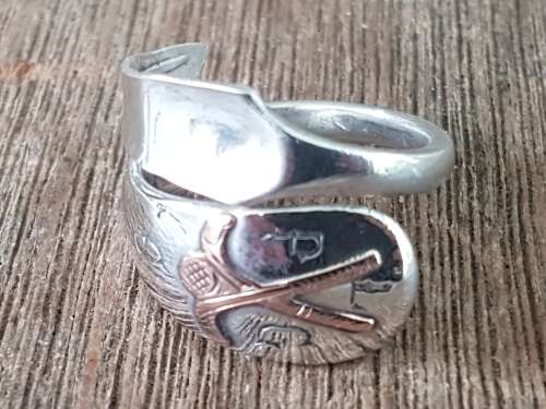 Golf ring. Two gold golf sticks on a sterling silver ring. Interesting design. 12.2 grammes