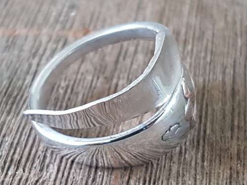 Golf ring. Two gold golf sticks on a sterling silver ring. Interesting design. 12.2 grammes