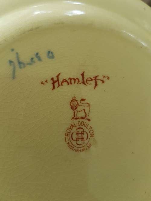 Royal Doulton Hamlet  Plate . 16 cm in diameter. Excellent condition.
