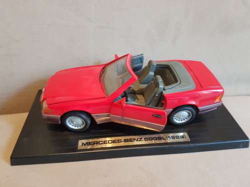 Mercedes-Benz 500SL (1989) 1:18 Die Cast Model in Box. Moving Parts, Spare Tyre.