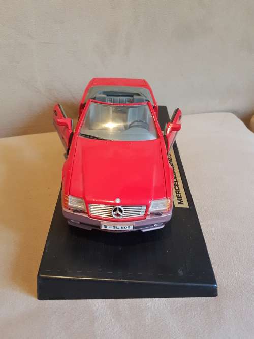 Mercedes-Benz 500SL (1989) 1:18 Die Cast Model in Box. Moving Parts, Spare Tyre.