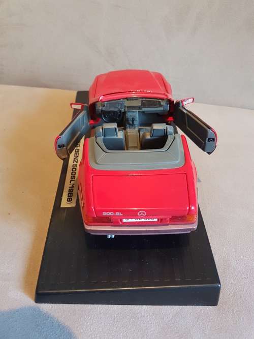 Mercedes-Benz 500SL (1989) 1:18 Die Cast Model in Box. Moving Parts, Spare Tyre.
