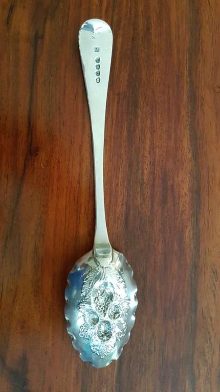 Large Solid Silver Georgian Berry Spoon. Solomon Royes and John East Dix. 1819. 51.3 grammes.