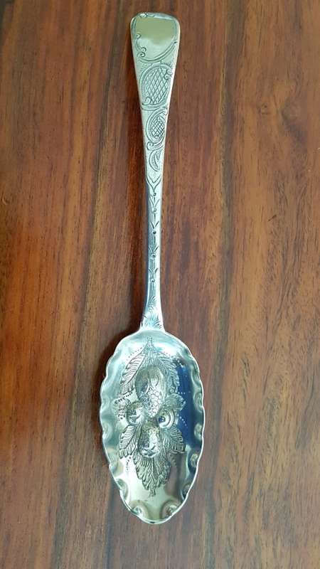 Large Solid Silver Georgian Berry Spoon. Solomon Royes and John East Dix. 1819. 51.3 grammes.