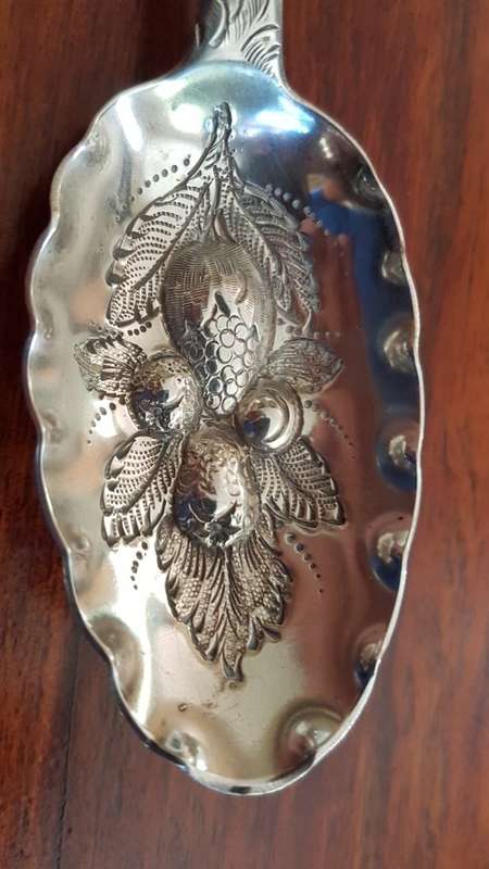 Large Solid Silver Georgian Berry Spoon. Solomon Royes and John East Dix. 1819. 51.3 grammes.
