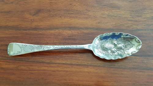 Large Solid Silver Georgian Berry Spoon. Solomon Royes and John East Dix. 1819. 51.3 grammes.