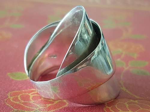 Stunning wrap around sterling silver ring.  12. 6 g . Marked 925