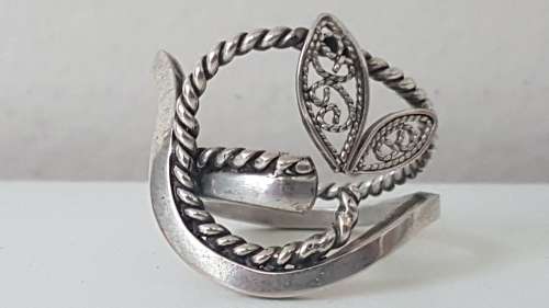 Solid Sterling Silver Filigree Fine Leaf Design Ring.  6.5 grams.