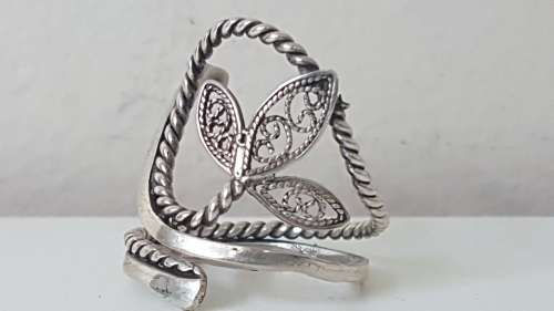 Solid Sterling Silver Filigree Fine Leaf Design Ring.  6.5 grams.