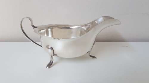 SOLID Sterling Silver Sauce / Gravy Boat . Edward Viner. 1946 Sheffield. 100.4 grammes! Ex. Cond.
