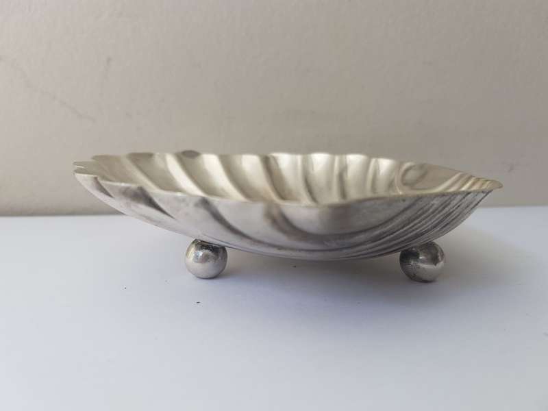 Solid Sterling Silver Shell Shape Butter Dish. 54 grammes.