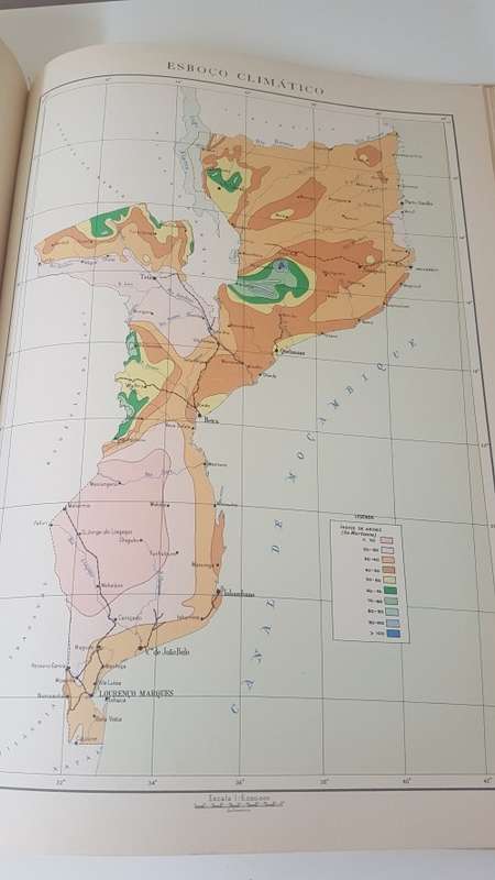 Atlas de Mocambique   Rare 1962 Atlas of Mozambique. Number 4403/4750.