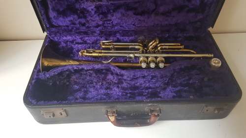 Vintage 1937 Buescher 400 True-Tone Trumpet. Serviced.  Original case, mouthpiece. Louis Armstrong!