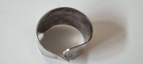 Wide Band Solid Silver Ring. Unique design.  6.4   grams heavy!   NEW.