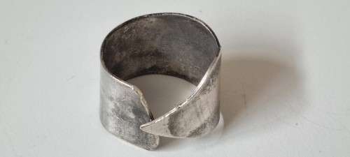 Wide Band Solid Silver Ring. Unique design.  6.4   grams heavy!   NEW.