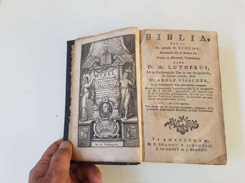 Very good condition early Lutheran bible published 1780 and signed by compilers, hand written note.