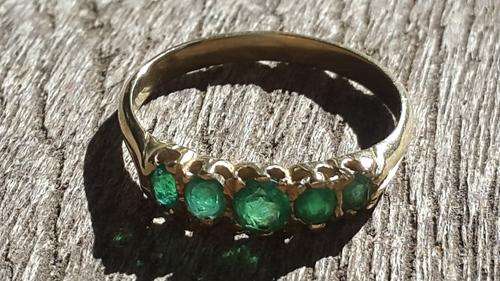 Solid Gold and 5 Emeralds Ring. 18 carat gold ! 0.5 carats of Emeralds!