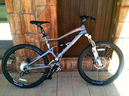 GT Womens Sensor 2.0 Medium,Grey/pink 2010 Brand new no km's, comes with a free helmet!!!