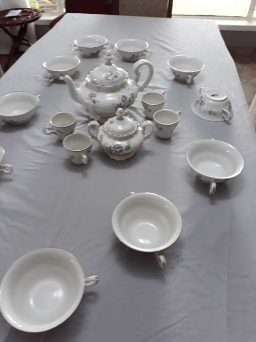 18 pce Huguenot fine china Tea set and soup bowls