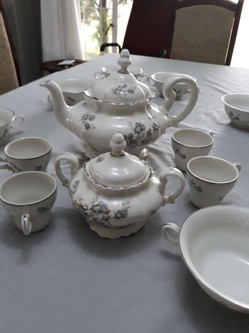 18 pce Huguenot fine china Tea set and soup bowls