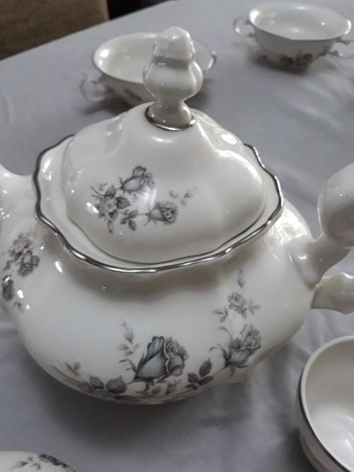 18 pce Huguenot fine china Tea set and soup bowls
