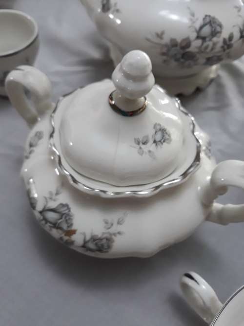 18 pce Huguenot fine china Tea set and soup bowls