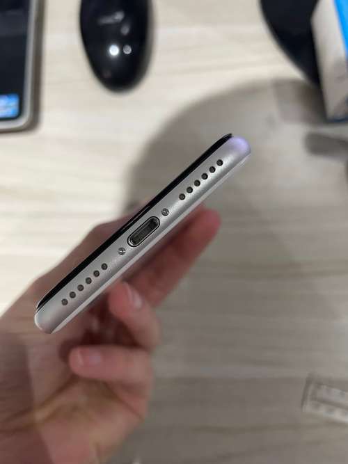 iPhone SE (2020) White 64 GB - Immaculate Condition