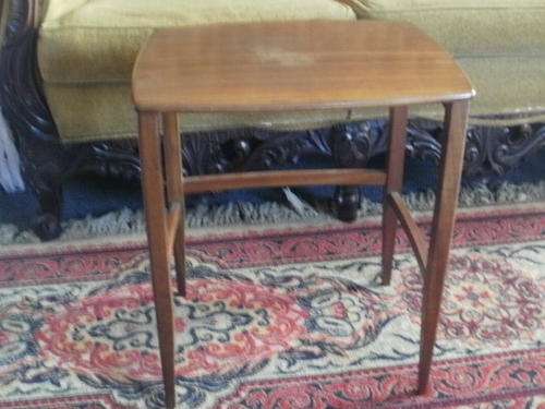 SMALL RETRO SIDE TABLE