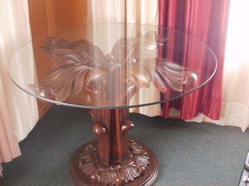 STUNNING TABLE WITH A GLASS TOP