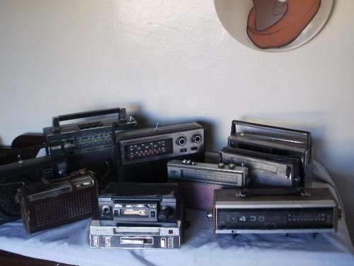 10 OLD RADIO'S ( NOT SURE IF THEY WORKING)