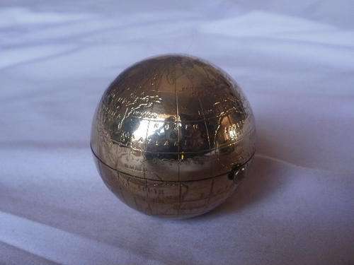 GLOBE POWDER COMPACTUM