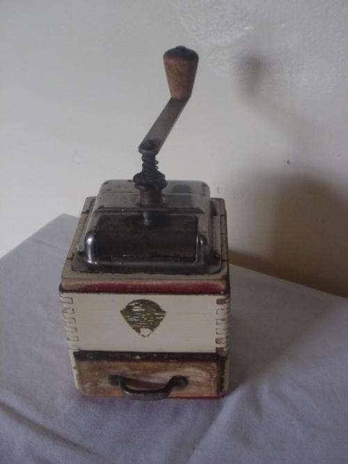 STUNNING OLD PEPPER GRINDER