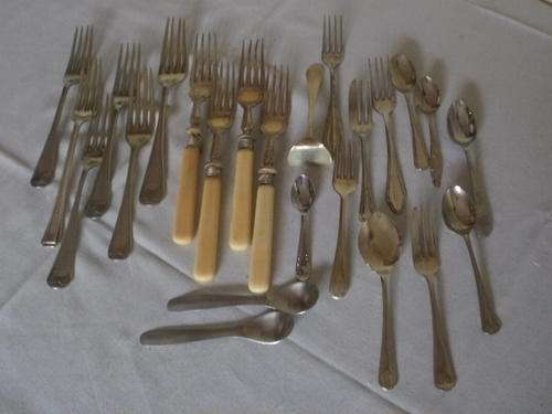 24 PIECES OF CUTLERY. 4 FORK'S HAS BONE HANDLE'S AND THE RIM'S IS SILVER
